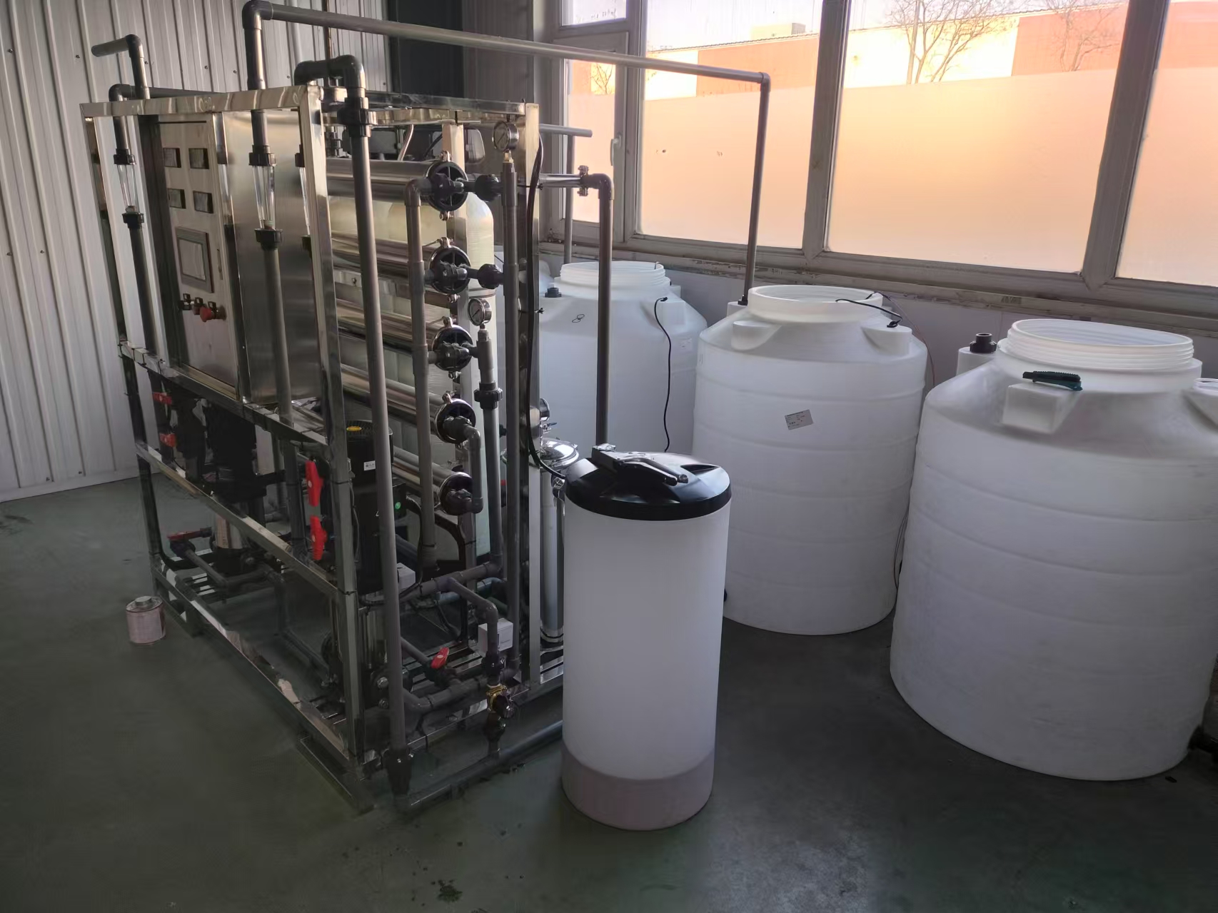 0.5吨二级纯水设备(图3) 0.5吨二级纯水设备3.jpg